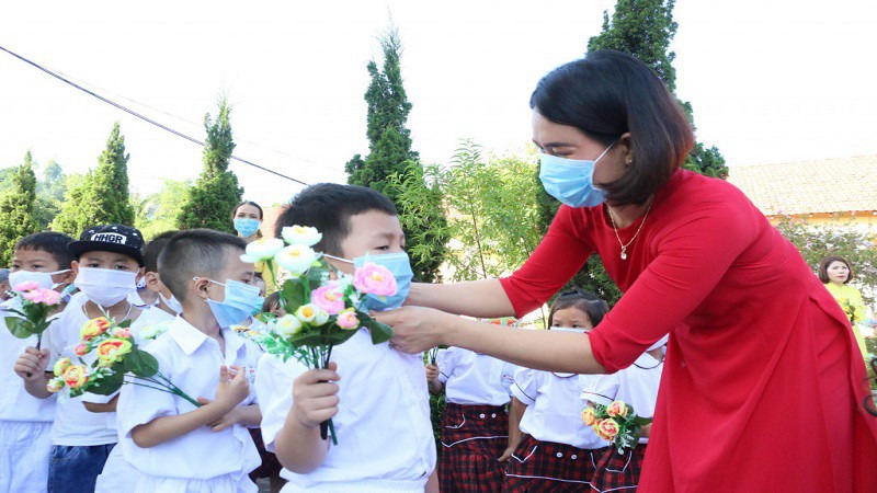 Cô giáo và học sinh ngày khai giảng