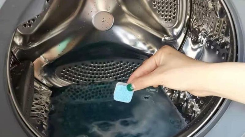 Cho viên vệ sinh máy giặt trực tiếp vào lồng giặt