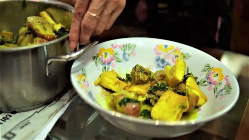 Sau khi hoàn thành, bạn múc ra dĩa, trang trí theo ý thích