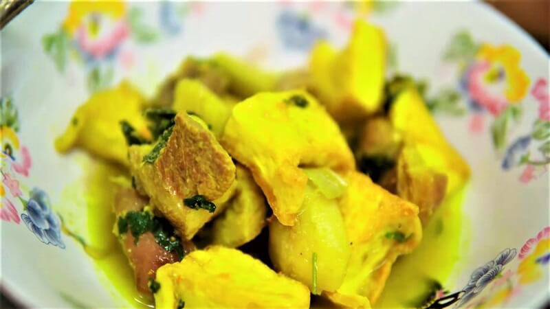 Món chân giò om chuối đậu hấp dẫn, đơn giản, gây bắt mắt với màu vàng tươi