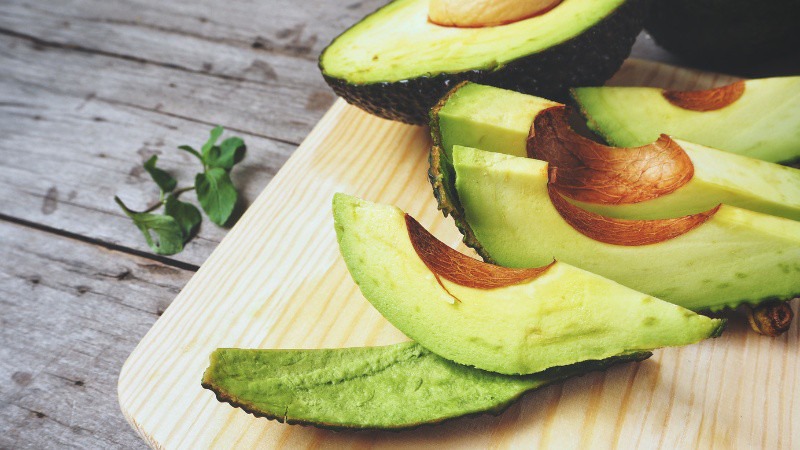 Ăn cả phần thịt xanh dưới vỏ của quả bơ