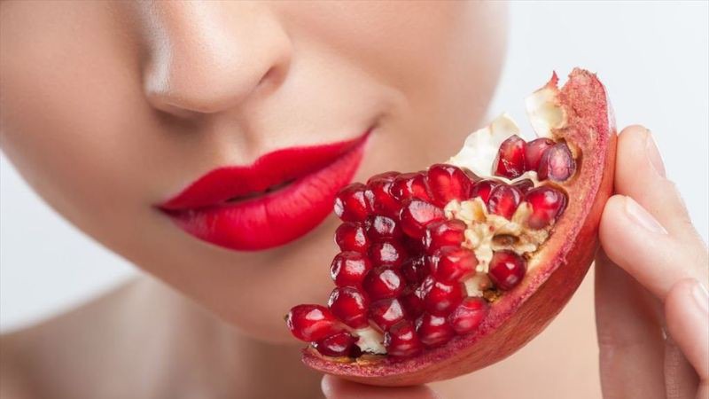 Cách trị thâm môi bằng lựu