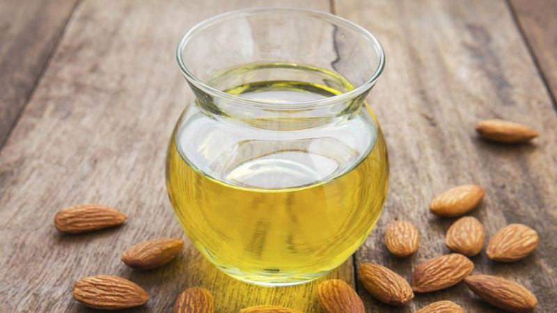 Cách trị thâm môi bằng dầu hạnh nhân