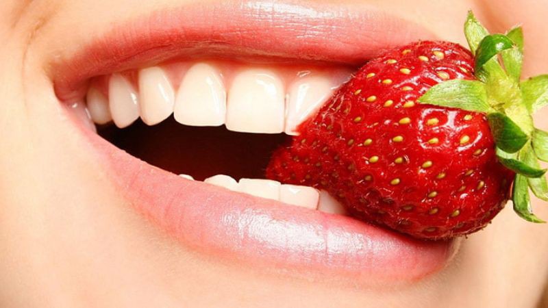 Cách trị thâm môi bằng dâu tây