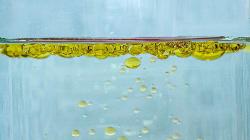 Do sự kết hợp của các thành phần gốc dầu và nước