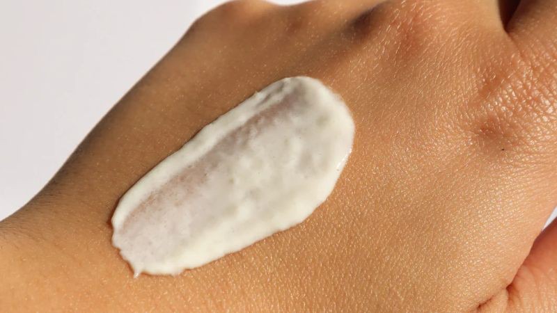 Thoa kem chống nắng bị vón cục có sao không?