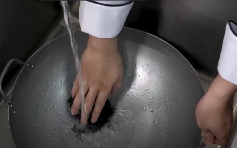 Vệ sinh chảo lần 1