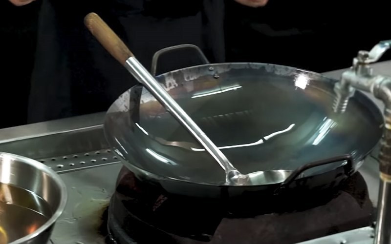 Đổ hết dầu thừa ra khỏi chảo