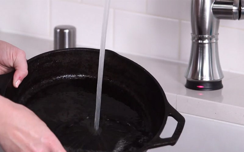 Vệ sinh và lau khô chảo